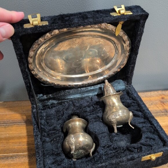 Vintage International Silver Salt & Pepper Shakers Oval Tray Silver-Plated Boxed - Picture 2 of 6